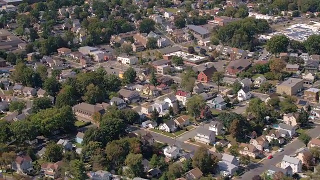 航拍:纽约边缘富裕社区拥挤的郊区小镇视频素材