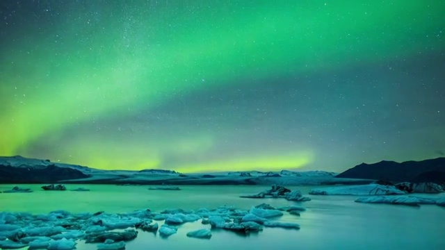 神奇的北极光极光在冰岛冰川湖- 4K视频素材