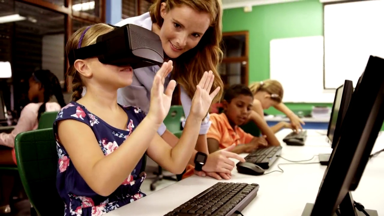 女生在教室里使用虚拟现实眼镜视频下载
