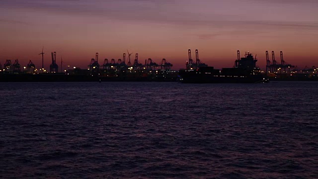 汉堡港的集装箱船视频下载