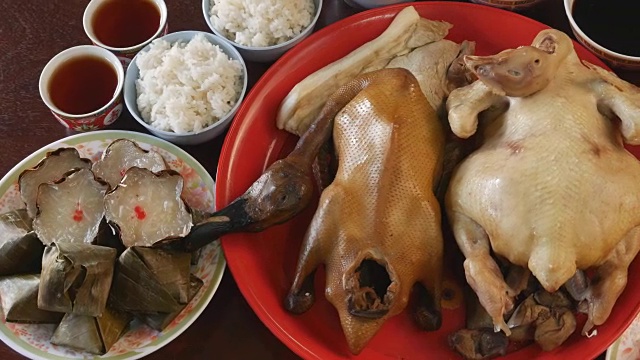 用锅煎鸡鸭是为中国新年食物做准备的视频素材