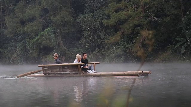 不明身份的游客于上午在庞昂乘坐竹筏视频素材