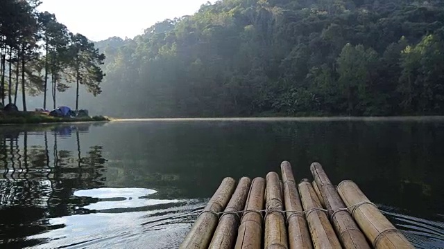 早上在泰国湄泓松的庞昂(庞塘水库)的竹筏上视频素材
