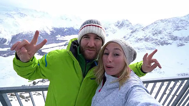 一对年轻夫妇在瑞士的滑雪坡上自拍视频素材