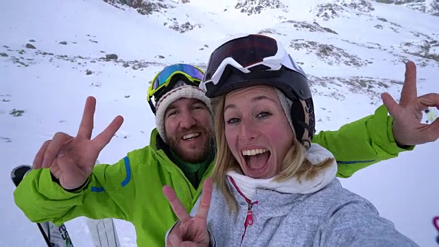一对年轻夫妇在瑞士的滑雪坡上自拍视频素材