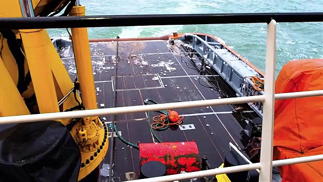 拖船下锚，红色浮筒管层平台视频下载
