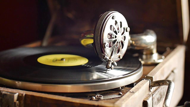 可循环的老式留声机录像，播放一张唱片，近距离的慢动作视频素材