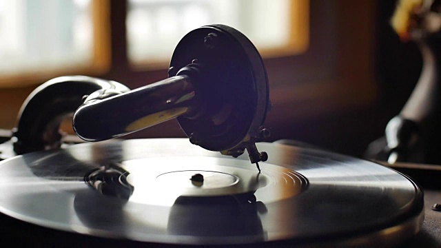 老式留声机，播放唱片，闭合可循环的复古视频视频素材