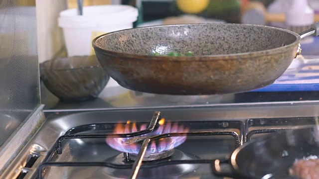 用油煎锅搅拌菠菜。慢慢地视频素材
