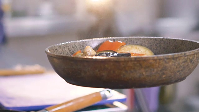 近距离搅拌蔬菜与油煎锅。慢慢地视频素材