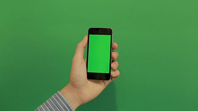 智能手机在绿色屏幕上向下滑动手势视频素材