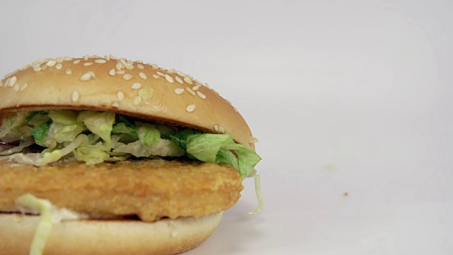外卖:大的鸡肉汉堡视频素材