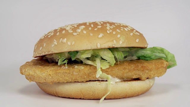 美味的鸡肉汉堡在白色干净的背景视频下载