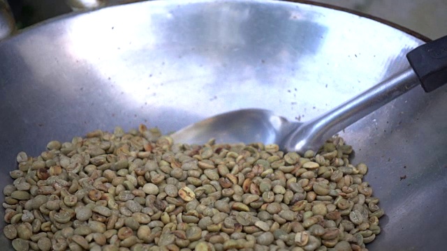 用平底锅手工烘焙咖啡豆，慢动作视频下载