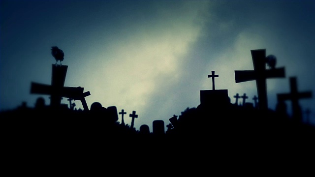 幽灵墓地与乌鸦站在坟墓上满月的背景视频下载