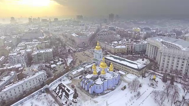 圣迈克尔修道院鸟瞰图——基辅最古老的修道院之一。视频素材