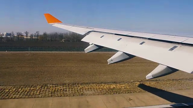 飞机在机场降落，从内部观察机翼视频下载