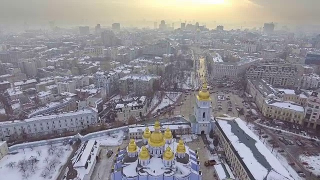 圣迈克尔金顶修道院是位于乌克兰基辅的一座正常运转的修道院。视频下载