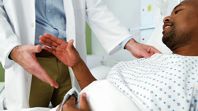 医生与病人握手视频素材