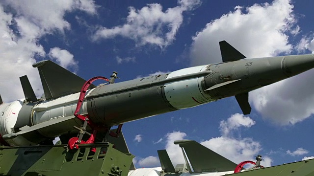 现代俄罗斯防空导弹对着天空视频下载