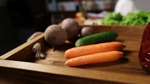 新鲜甜菜根冰沙配蔬菜视频素材