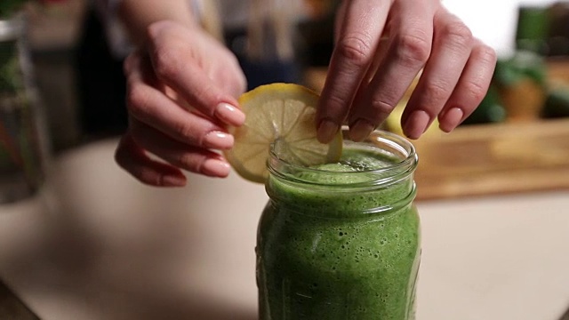 女人装饰一罐健康的绿色奶昔视频素材