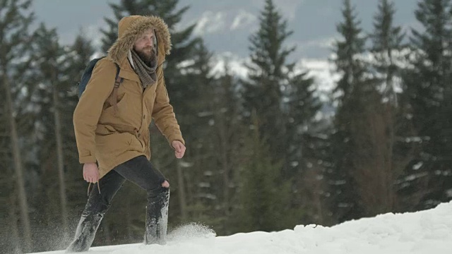 在冬季的暴风雪中徒步旅行视频素材