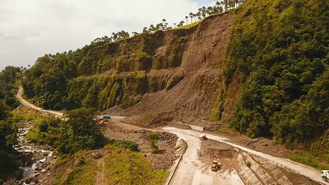 山中公路上的滑坡。Camiguin岛菲律宾视频下载