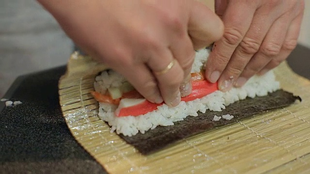 特写厨师制作寿司卷的双手视频素材