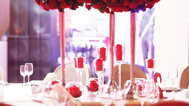 红色的鲜花放在节日的桌子上视频下载