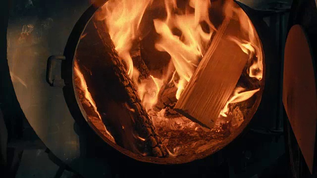 木柴在炉子里燃烧。火关闭视频素材