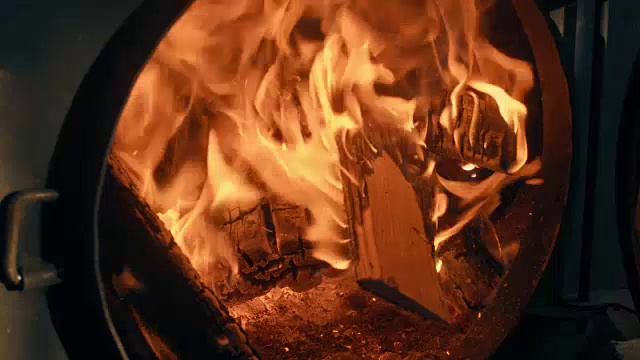 木柴在炉子里燃烧。火关闭视频素材