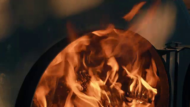 木柴在炉子里燃烧。火焰从炉子里出来了视频素材
