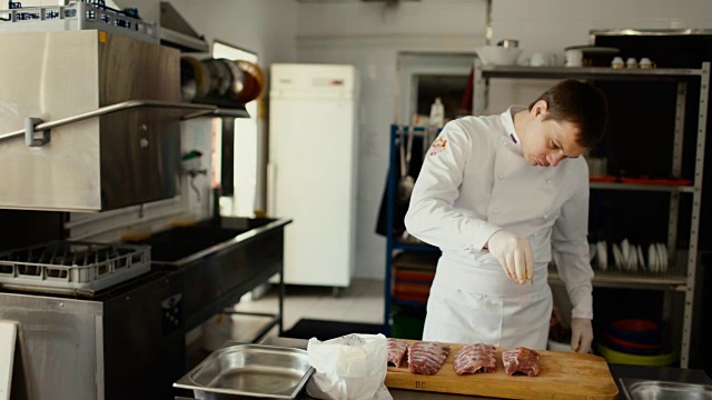 专业厨师在餐厅厨房的砧板上制作香料排骨视频素材