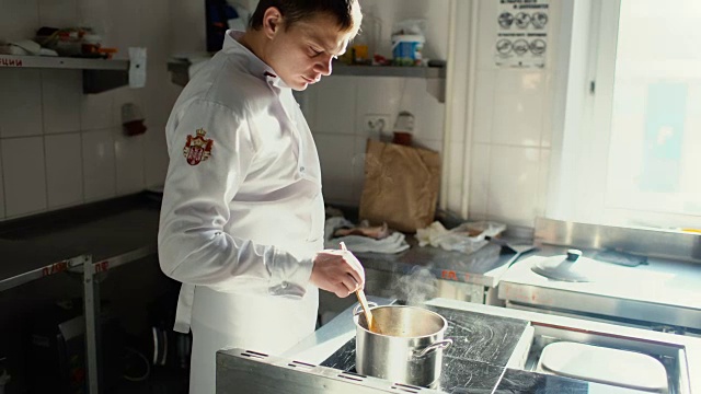专业厨师在餐厅厨房的烤箱上准备调味汁视频素材
