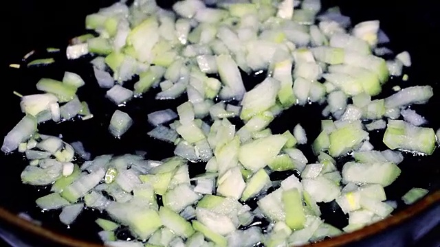 切碎的洋葱在平底锅中煎视频素材
