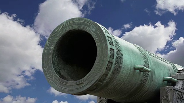 沙皇大炮，莫斯科克里姆林宫，俄罗斯——在莫斯科克里姆林宫展示的是一门5.94米(19.5英尺)长的大炮视频素材