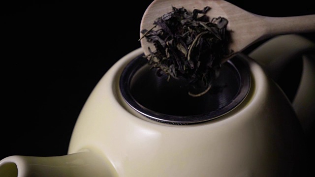 茶叶从勺子上掉下来的动作非常慢视频素材