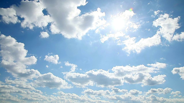 晴朗的天空和一片云彩视频素材