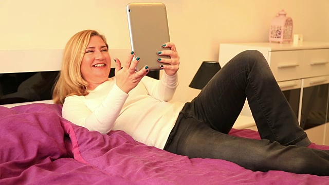 女人在卧室用平板电脑上网聊天视频素材
