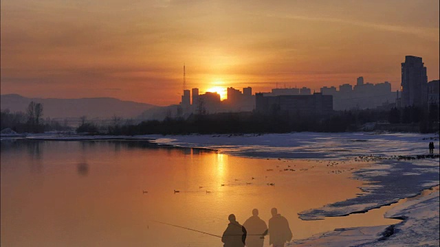 日落时的城市景观和河景视频素材