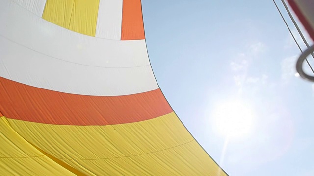 彩色的帆在天空的背景。视频素材