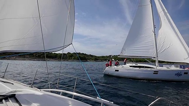 赛舟会。在克里特岛的天空背景上，风吹着白色的帆。视频素材