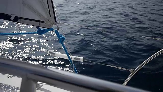 扶手。在克里特岛的天空背景上，风吹着帆。视频素材