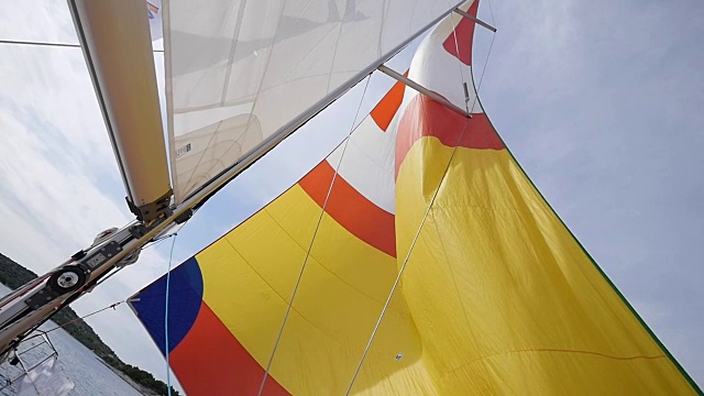 克里特岛天空背景上的帆船和绳索。视频下载