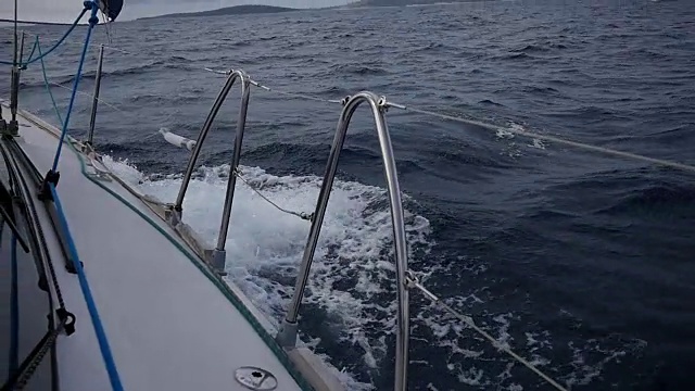 乘坐有扶手的游艇在希腊海浪的背景上。视频素材