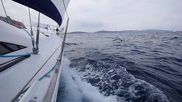 白色的游艇甲板上的背景，海浪在希腊。视频素材