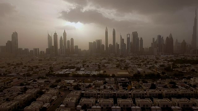 史诗般的城市景观鸟瞰图，巨大的摩天大楼和冲破云层的太阳。迪拜,阿联酋视频下载