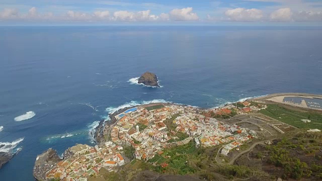 Roque de Garachico是大西洋海岸附近的一个小岛。特内里费、金丝雀、西班牙视频下载