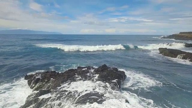大浪拍打着多岩石的海岸视频下载